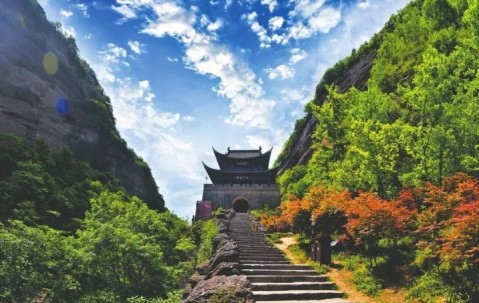 爱游戏体育app下载-包含马拉松夜战：剑门飞鹰队绝杀江畔犀牛队，速度优势明显临场应变见真章的词条
